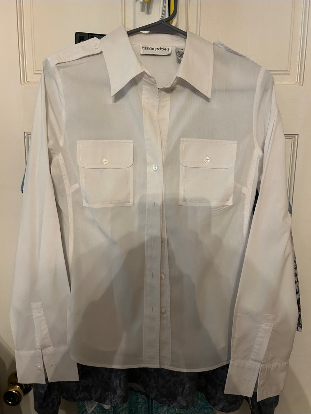 Bloomingdale's White Ladies’ Button-Front, Tapered Back Dress Shirt EUC